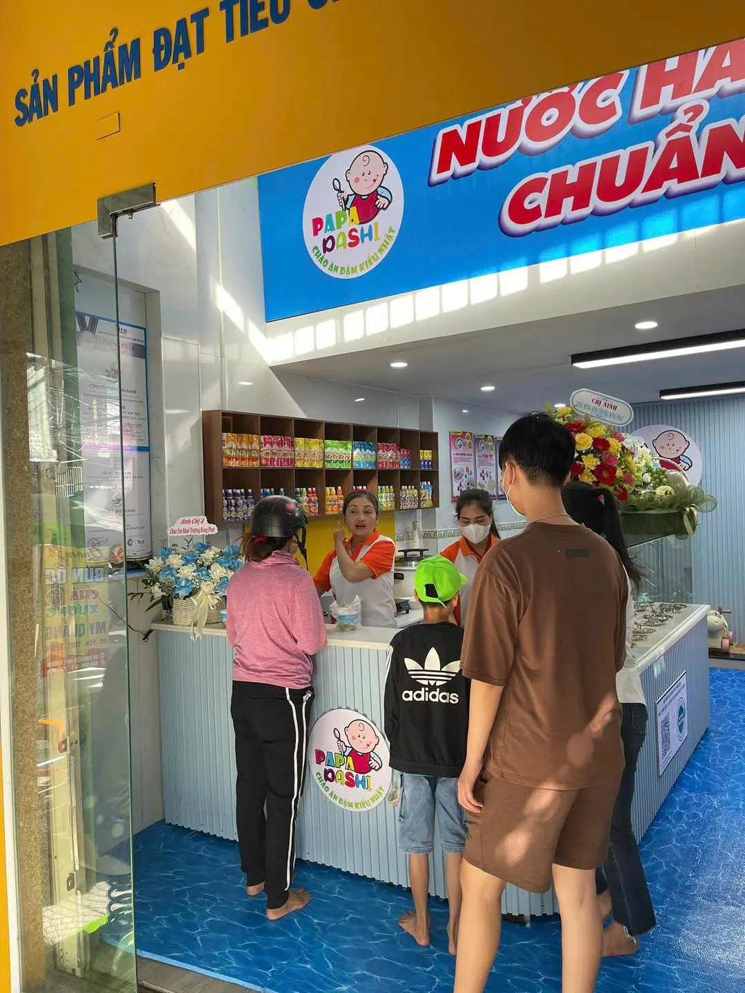 Khách đến cửa hàng cháo Papa Dashi Đà Nẵng 