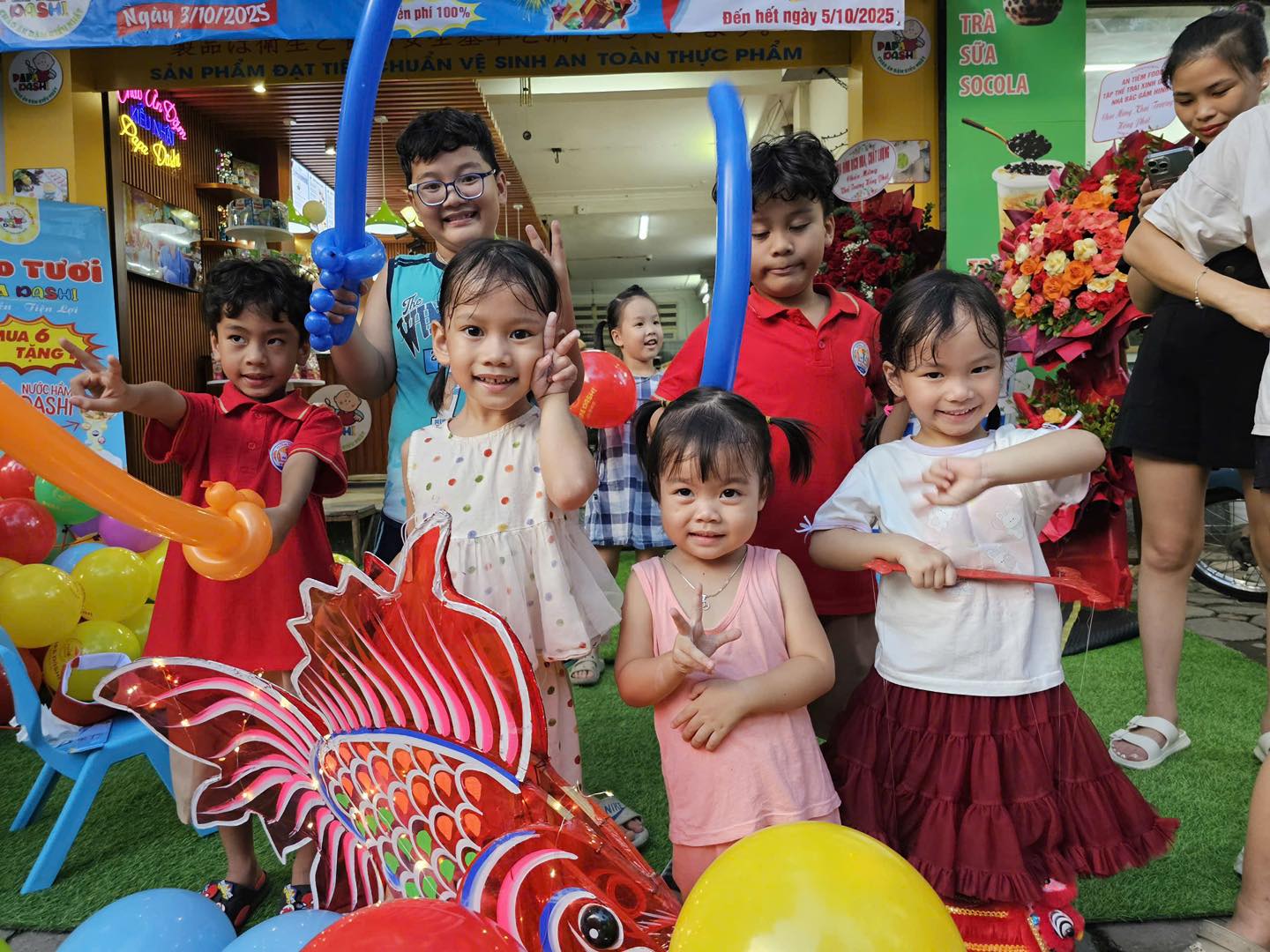 Các em bé Hà Đông, Hà Nội vui chơi tại cửa hàng cháo dinh dưỡng Papa Dashi