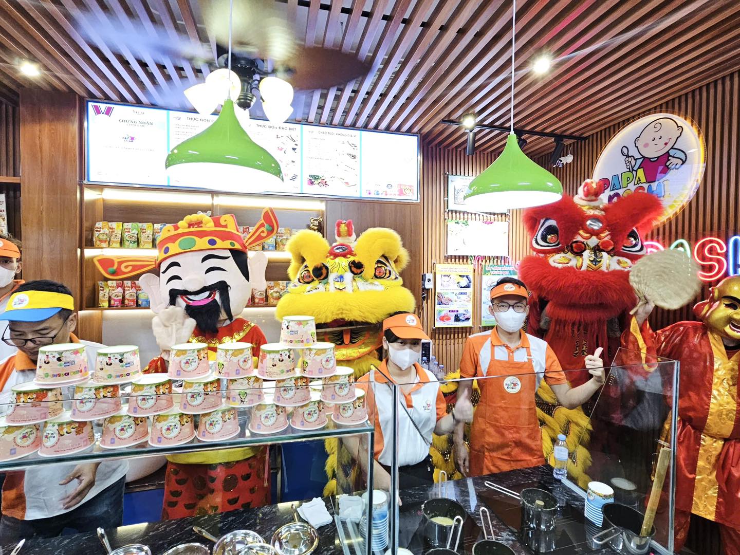 Đội ngũ nhân viên Cháo ăn dặm kiểu Nhật Papa Dashi Hà Đông thân thiện, tận tâm phục vụ khách hàng