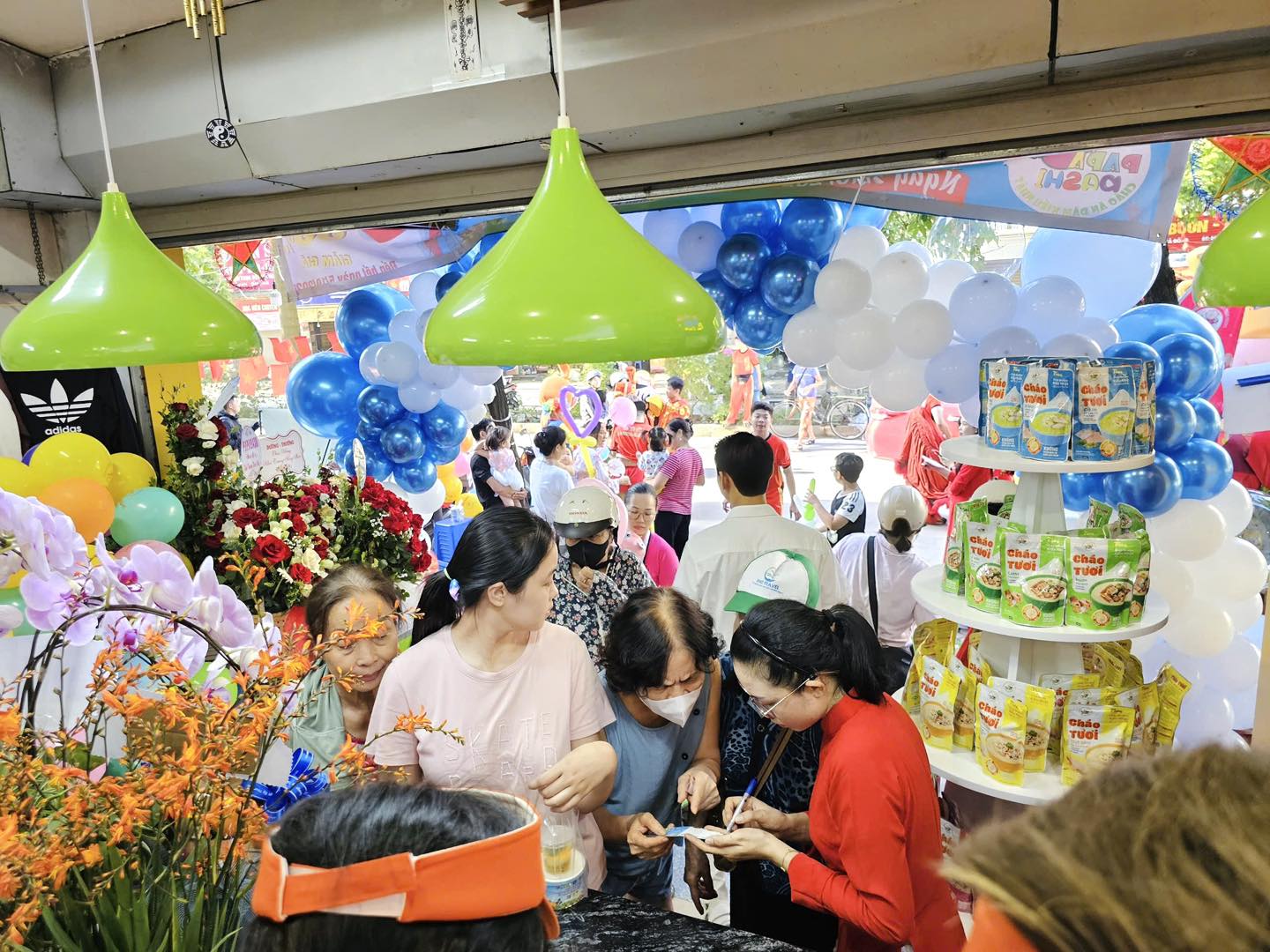 Khách hàng mua cháo ăn dặm Papa Dashi tại cửa hàng cháo dinh dưỡng Hà Đông