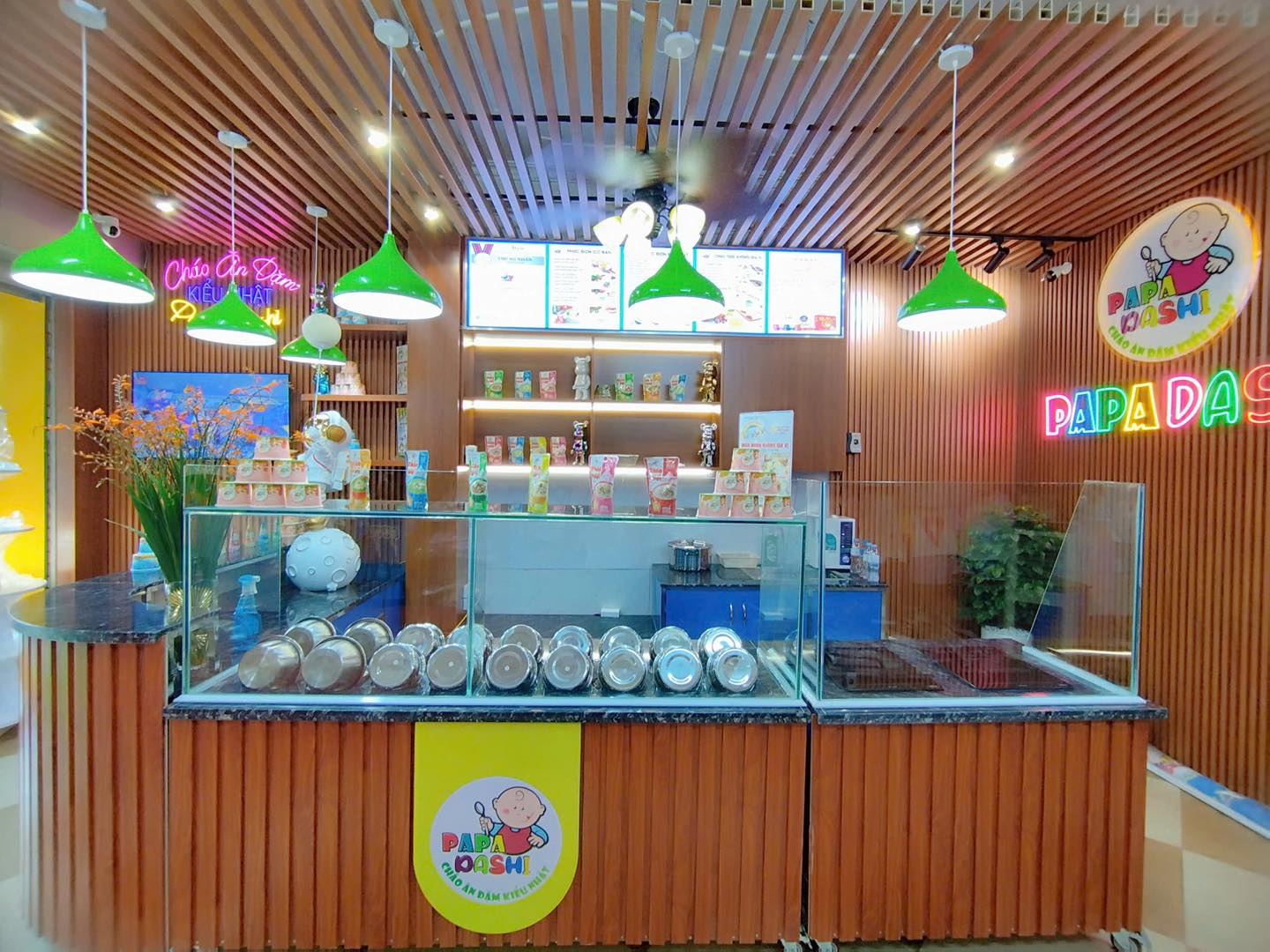 Không gian bên trong cửa hàng Cháo dinh dưỡng Papa Dashi Hà Đông được bố trí gọn gàng, thoáng mát và bảo đảm vệ sinh an toàn thực phẩm