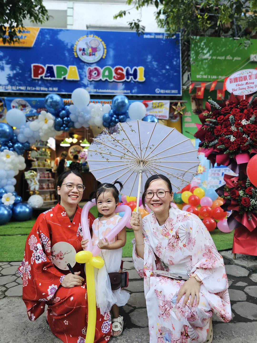 Nhân viên Cháo ăn dặm Papa Dashi Hà Đông thân thiện chụp ảnh với bé