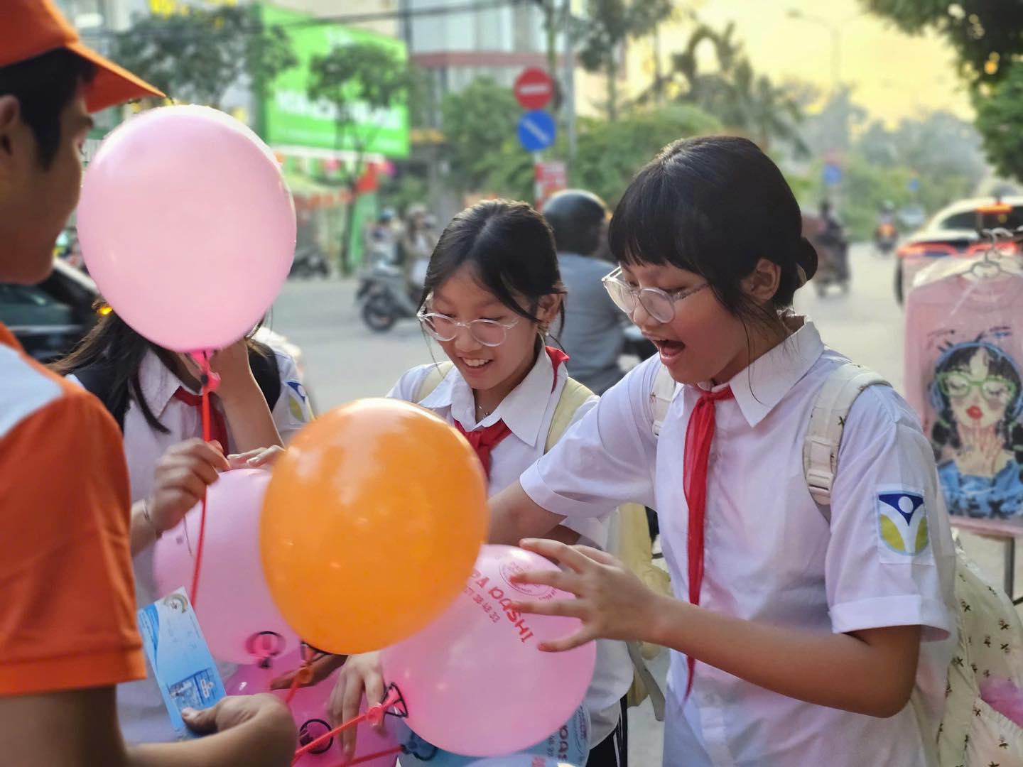 Nhân viên Papa Dashi Hà Đông tặng bóng cho các em học sinh trong ngày khai trương